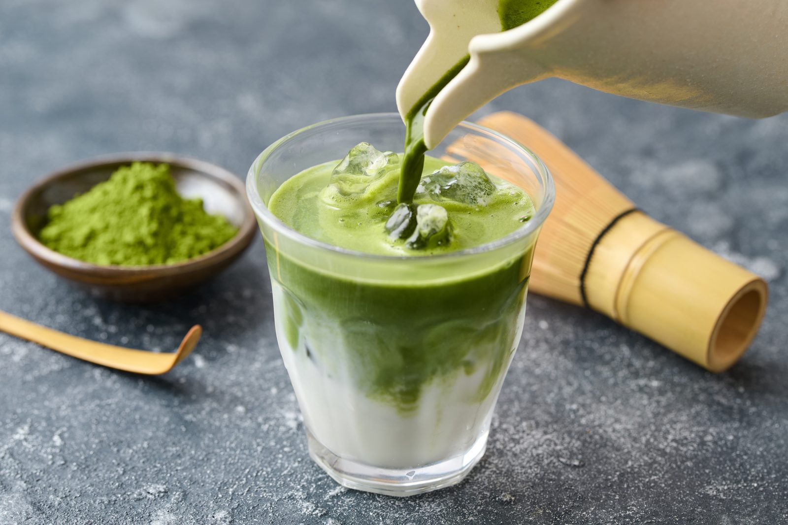 グラスに注がれる抹茶ラテ